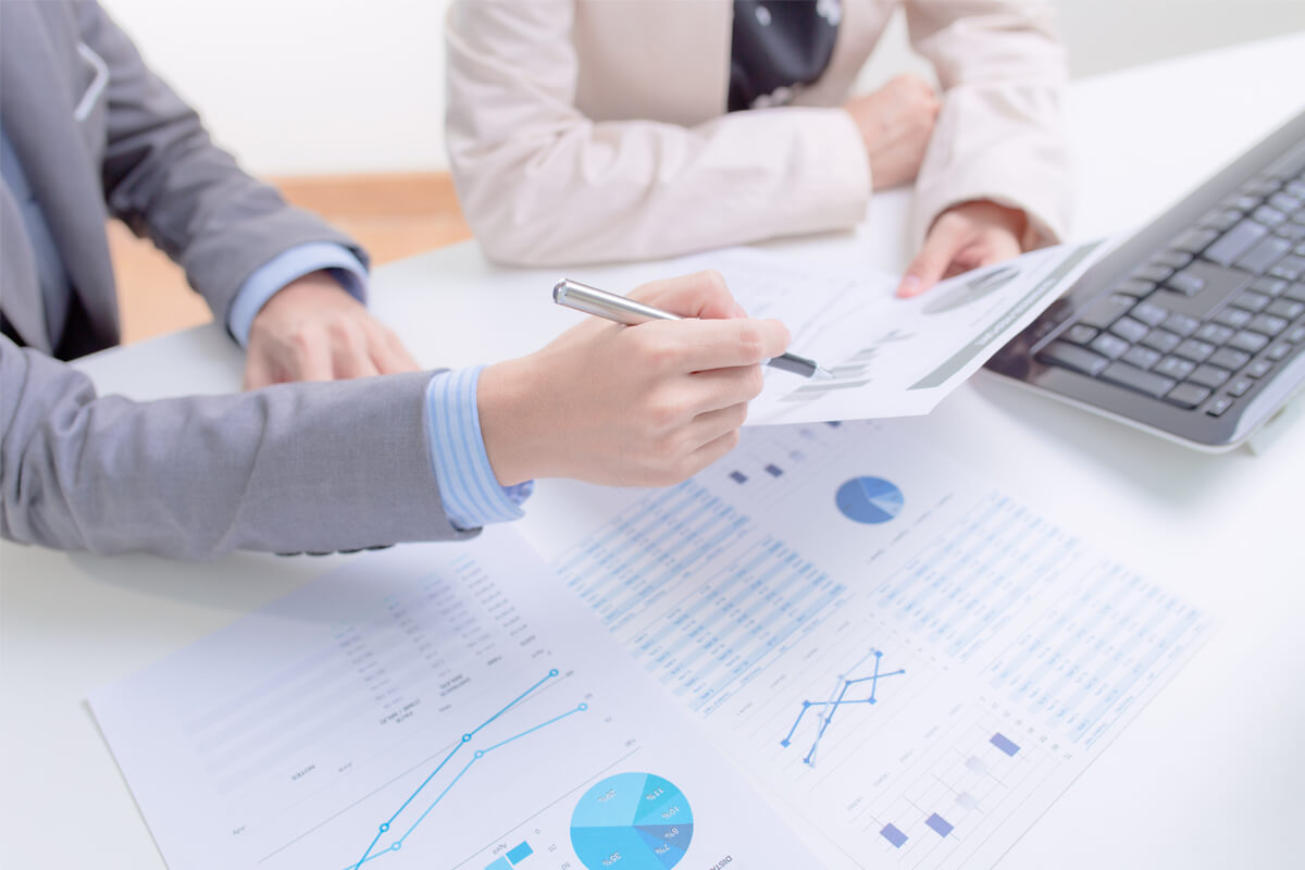 Analysts-Working-Together-Desktop